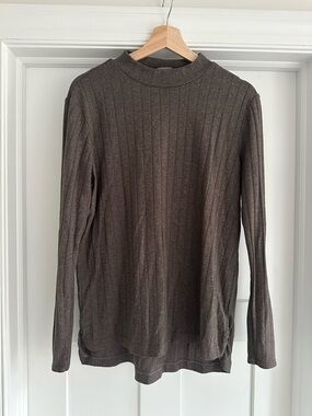 Matty M Ribbed Turtleneck Sweater in Dark Brown